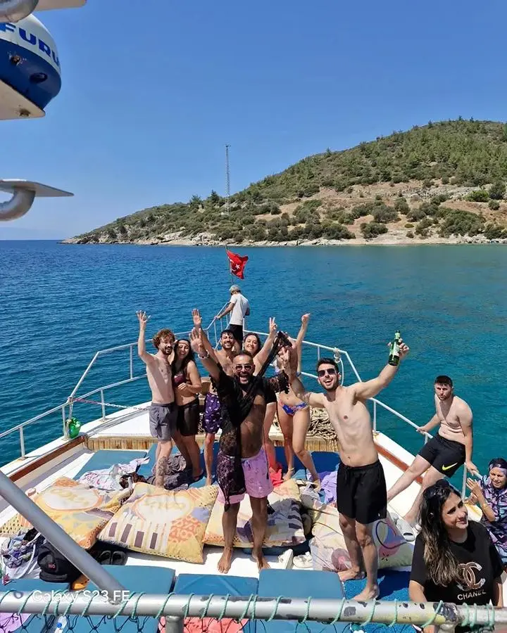 Kuşadası tekne turu sırasında deniz manzarası